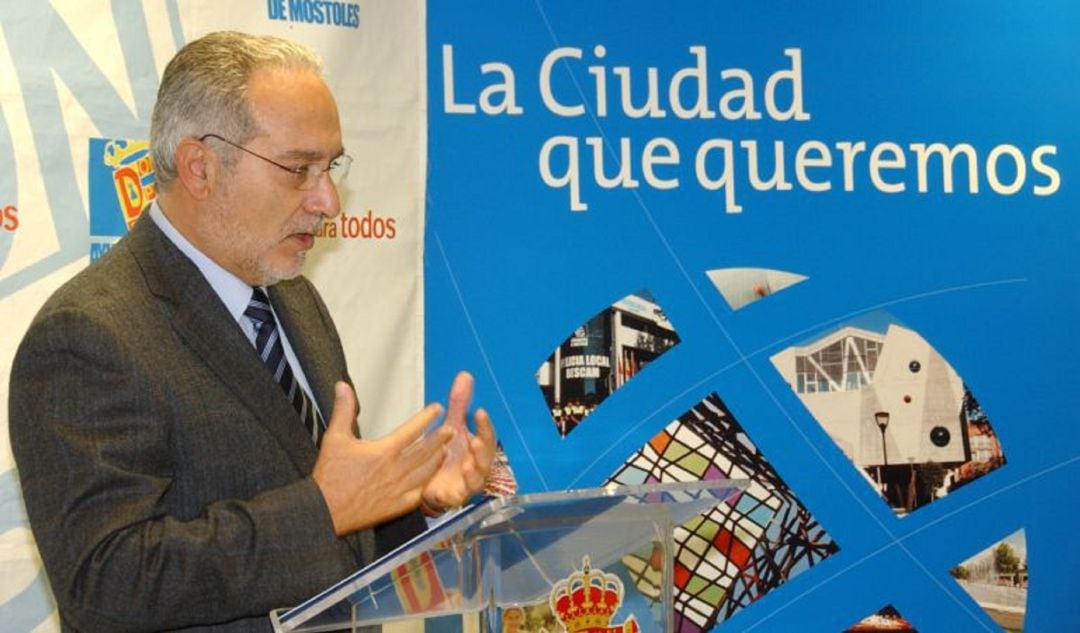 Esteban Parro, exalcalde de Móstoles, en la presentación de un acto (foto de archivo) 