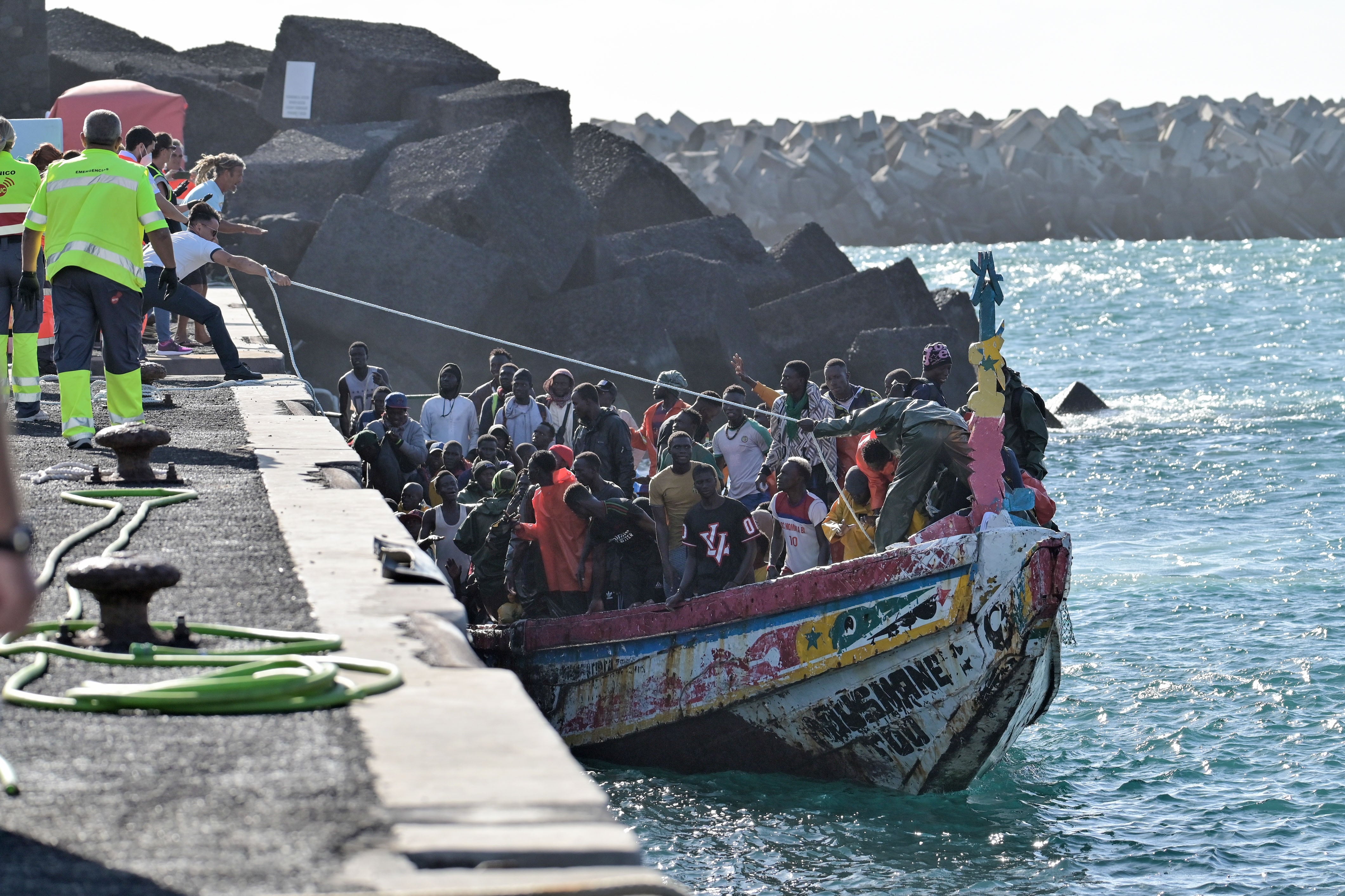 Un cayuco llega al puerto de la Restinga, en una imagen de archivo.