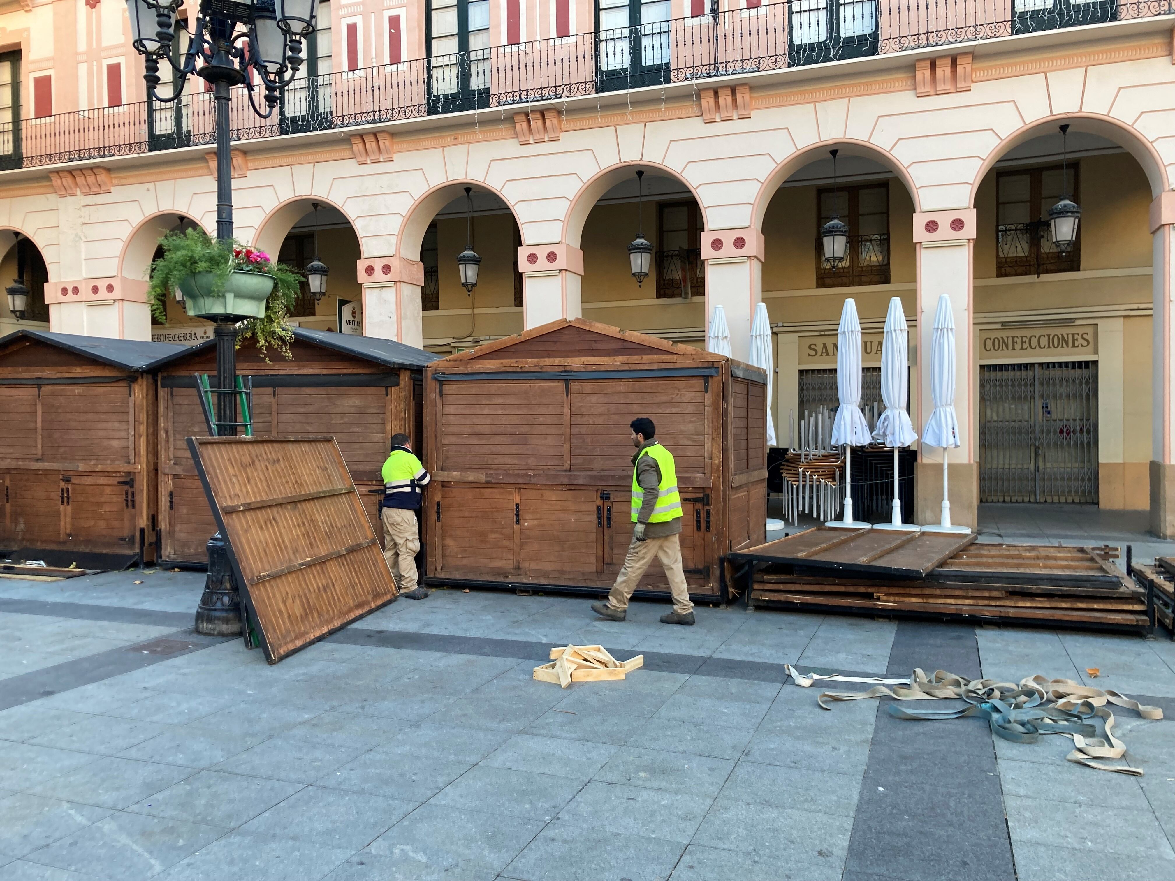 Instalación de las casetas para la feria de artesanía en la plaza López Allué