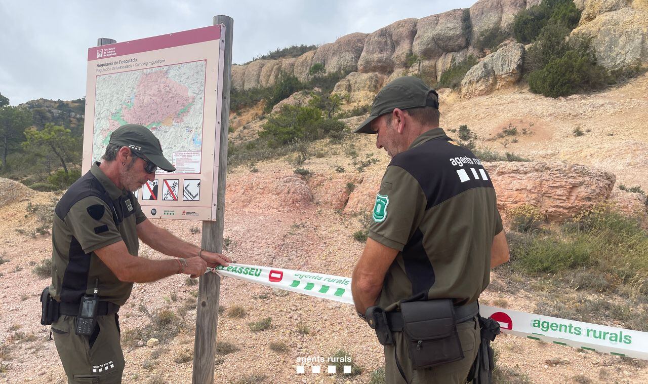 Foto d&#039;arxiu d&#039;Agents Rurals tancant un accés un un dels episodis de perill extrem d&#039;incendi forestal que ho requeria. Foto: Agents Rurals.