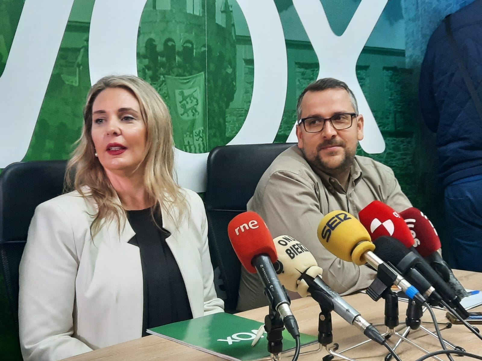 La portavoz de VOX, Patricia González y el concejal de la formación, Gerardo González