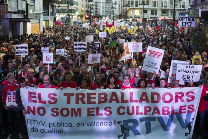 Miles de personas durante la manifestación convocada por el Comité de Empresa de RTVV bajo el lema &quot;#RTVVnoestanca. És la teua&quot;, para protestar por el cierre de RTVV anunciado por el Gobierno valenciano.