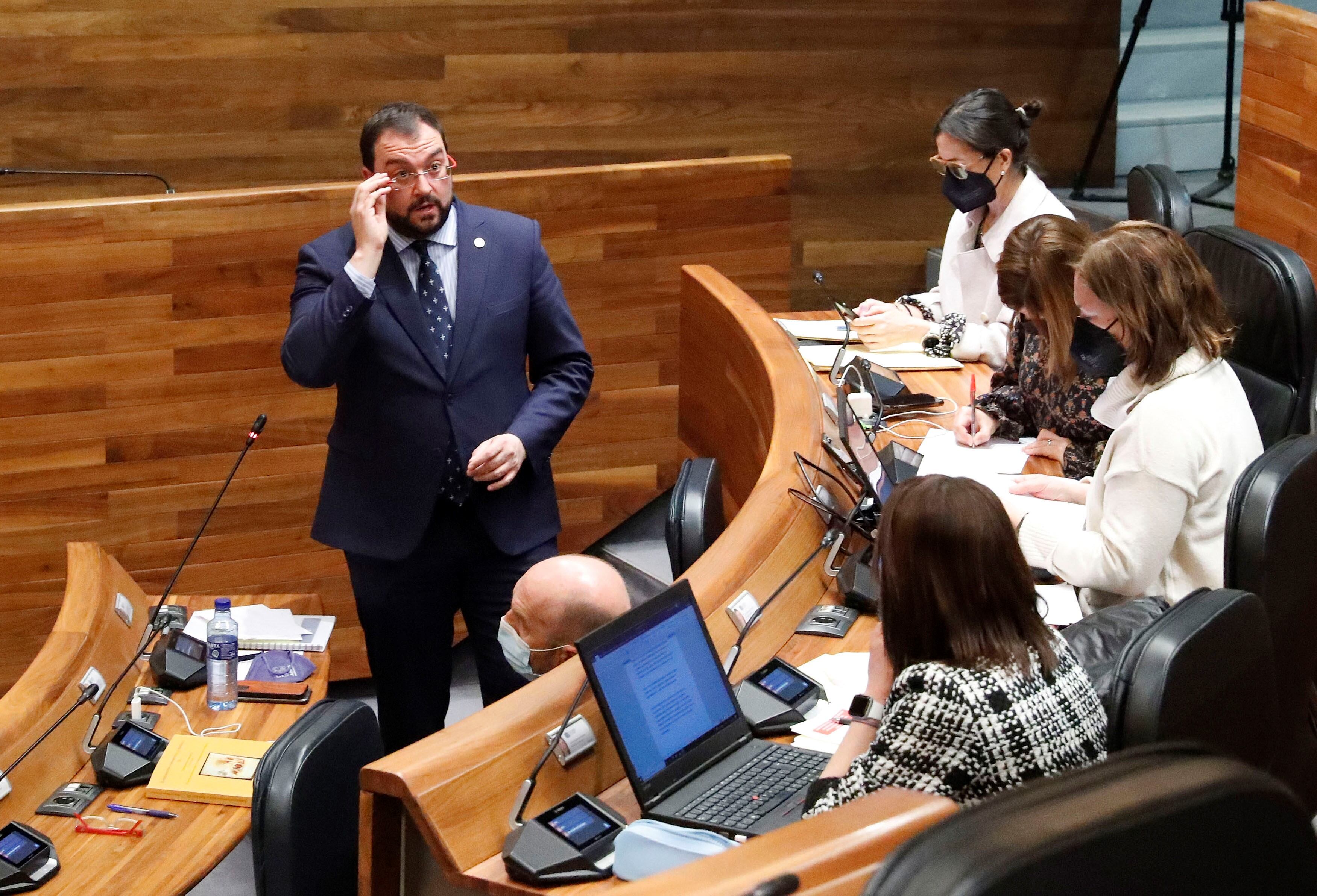 Adrián Barbón interviene en un Pleno de la Junta General (Archivo)