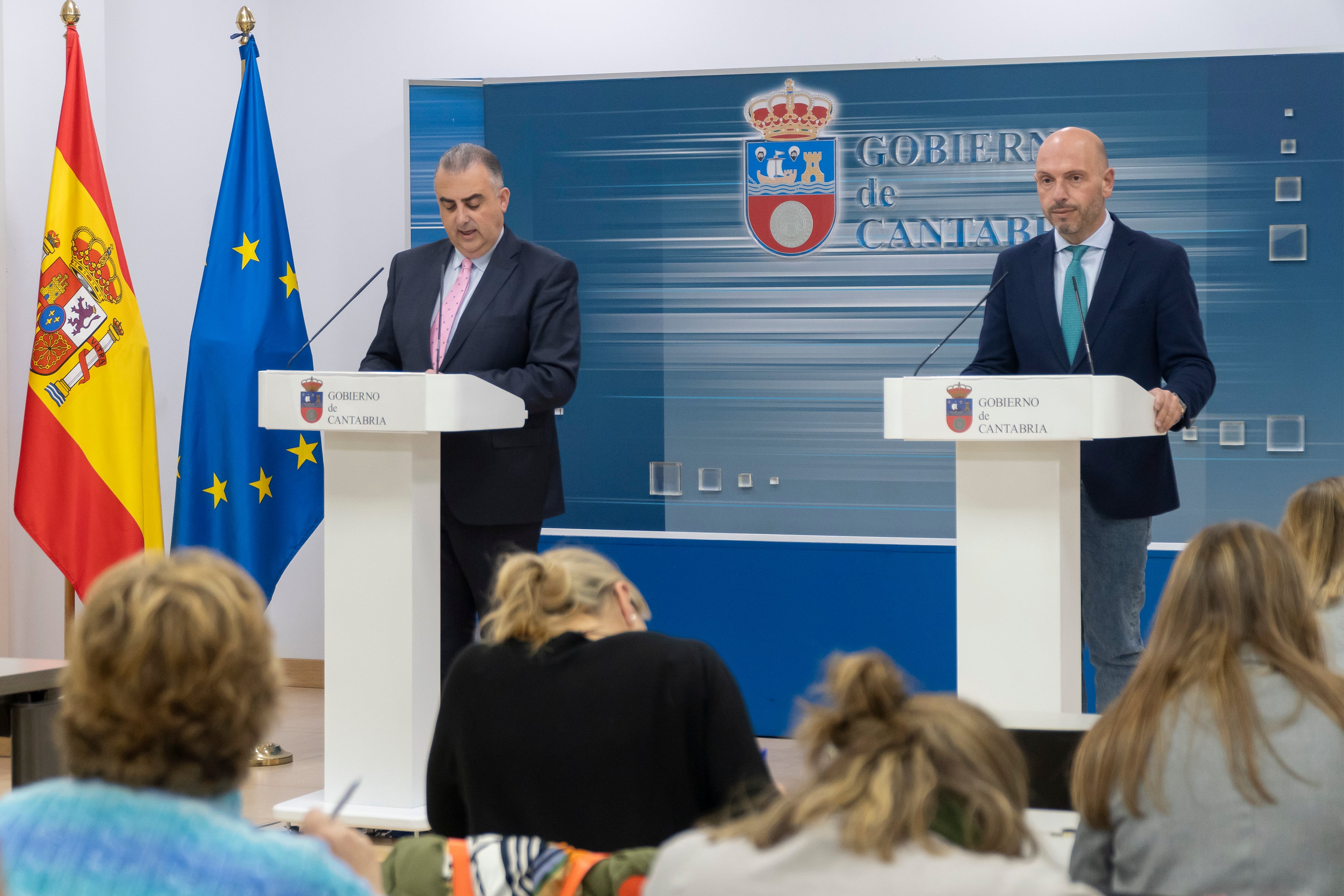 El consejero de Fomento, Ordenación del Territorio y Medio Ambiente, Roberto Media, presenta la iniciativa para el análisis de la presencia de microplásticos en las marismas de Santoña.