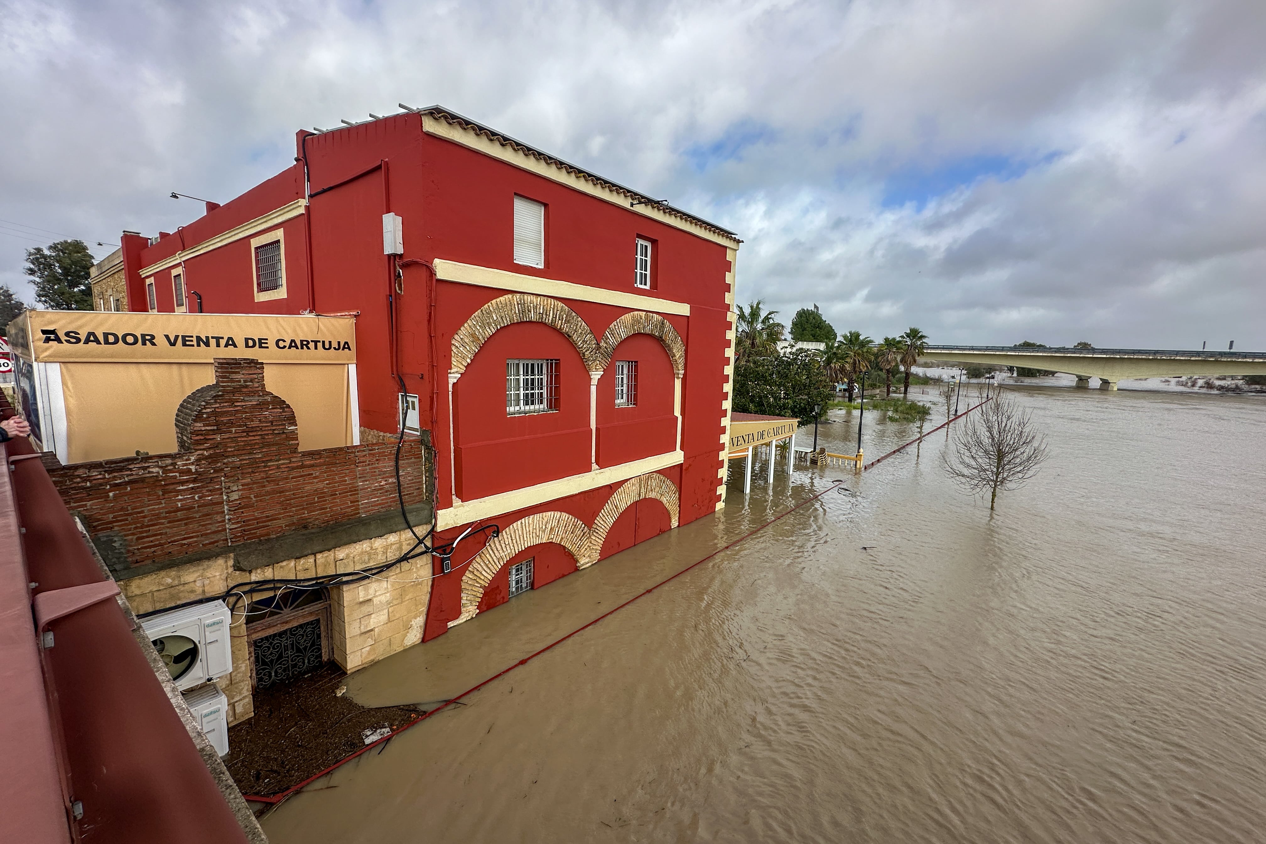 ACOMPAÑA CRÓNICA: TIEMPO BORRASCA - JEREZ DE LA FRONTERA (CÁDIZ), 05/02/2026.- Vista este jueves  de la Venta de Cartuja en Jerez (Cádiz). Rodrigo Valle ha vivido tres inundaciones en su negocio en 16 años. Los "antiguos", como él los llama, ya le advertían que estos episodios eran cíclicos y se podían producir cada cierto tiempo, pero en los 37 años en que estuvo en este mismo lugar su padre, jamás ocurrió alguna. Ahora la Venta de Cartuja en Jerez tendrá que volver a resurgir del lodo. En una entrevista con EFE, Valle relata que el agua comenzó a entrar en el establecimiento, que data de 1592, la madrugada del miércoles al jueves de la semana pasada después de las intensas lluvias de este invierno que habían hecho crecer el río. Empezó con unos 20 centímetros de altura. Hoy está en el entorno del metro cincuenta. Poco a poco, el agua ha ido entrando en distintas dependencias de la venta, que además de ser asador y servir comida, es también panadería y obrador de pastelería, y cuenta con una sala de celebraciones. EFE/ David Arjona