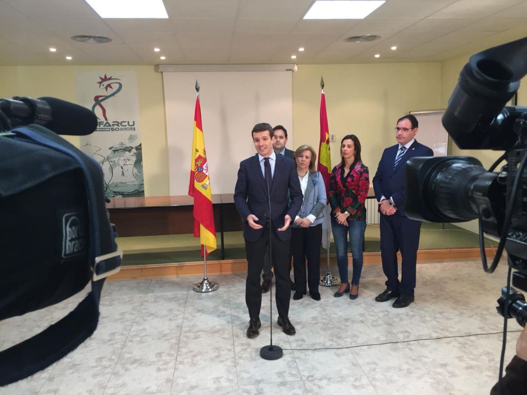 Pablo Casado, durante su visita a la cooperativa COFARCU en Cuenca