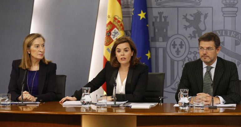 GRA175 MADRID (ESPAÑA), 13/03/2015.- La vicepresidenta del Gobierno, Soraya Sáenz de Santamaría, junto al ministro de Justicia, Rafael Catalá, y la ministra de Fomento, Ana Pastor (i), durante la rueda de prensa tras la reunión del Consejo de Ministros ho