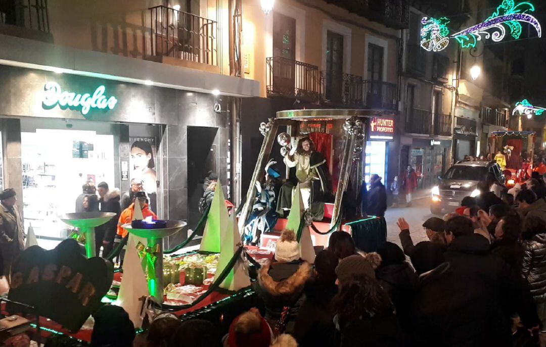 El rey Gaspar durante su llegada a la villa saluda a los arandinos en la Calle Isilla.