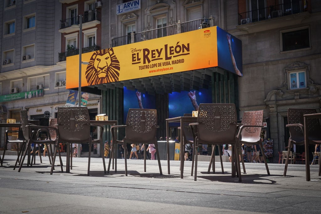 Una terraza vacía, en la Gran Vía de Madrid.
