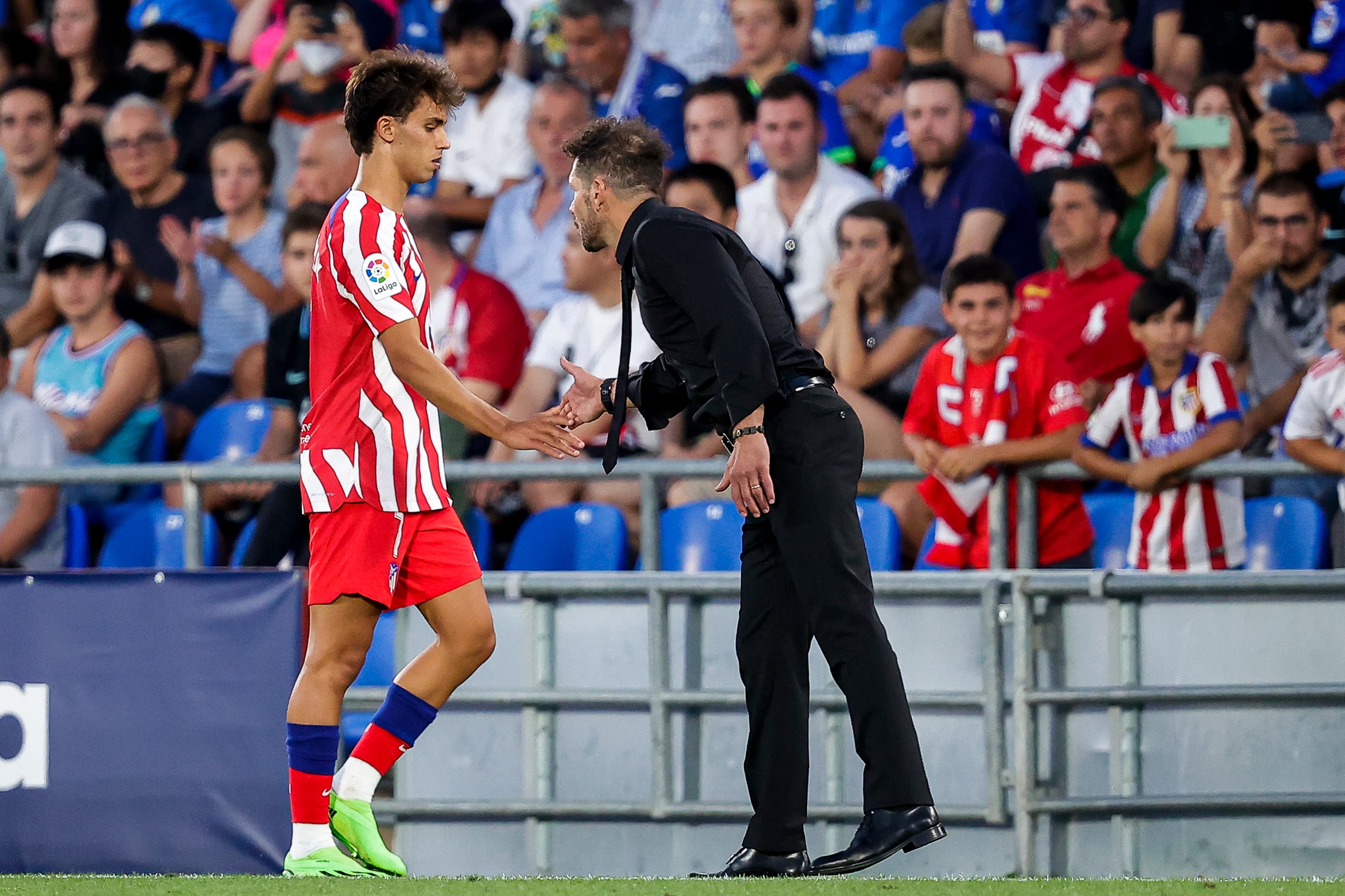 Joao Félix y SImeone se saludan, durante un partido de esta temporada, el pasado mes de agosto.