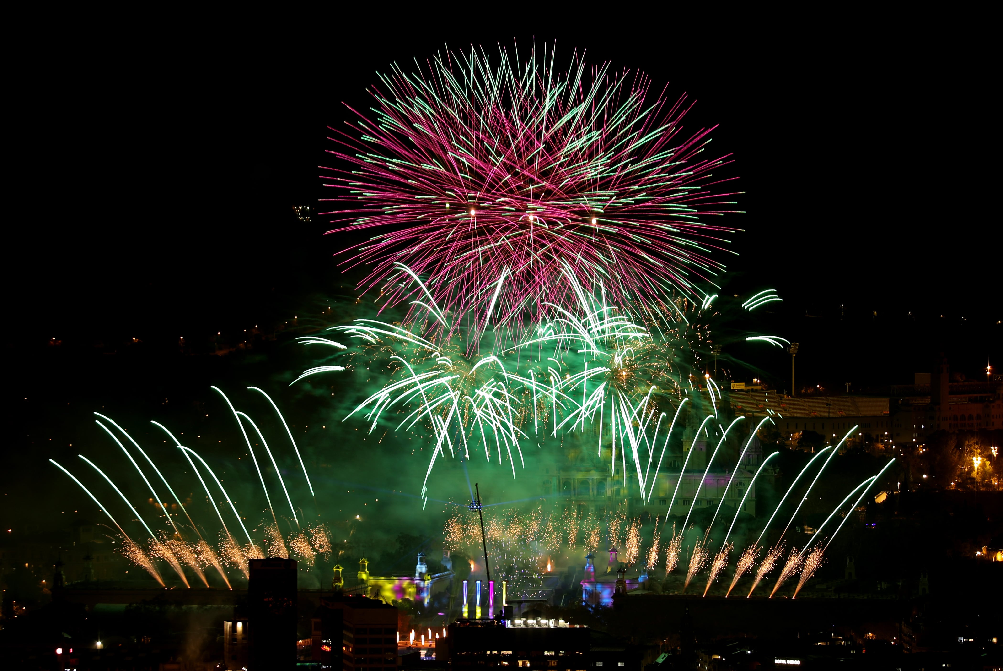 Espectacle pirotècnic durant les campanades de Barcelona el dia 1 de gener 2024