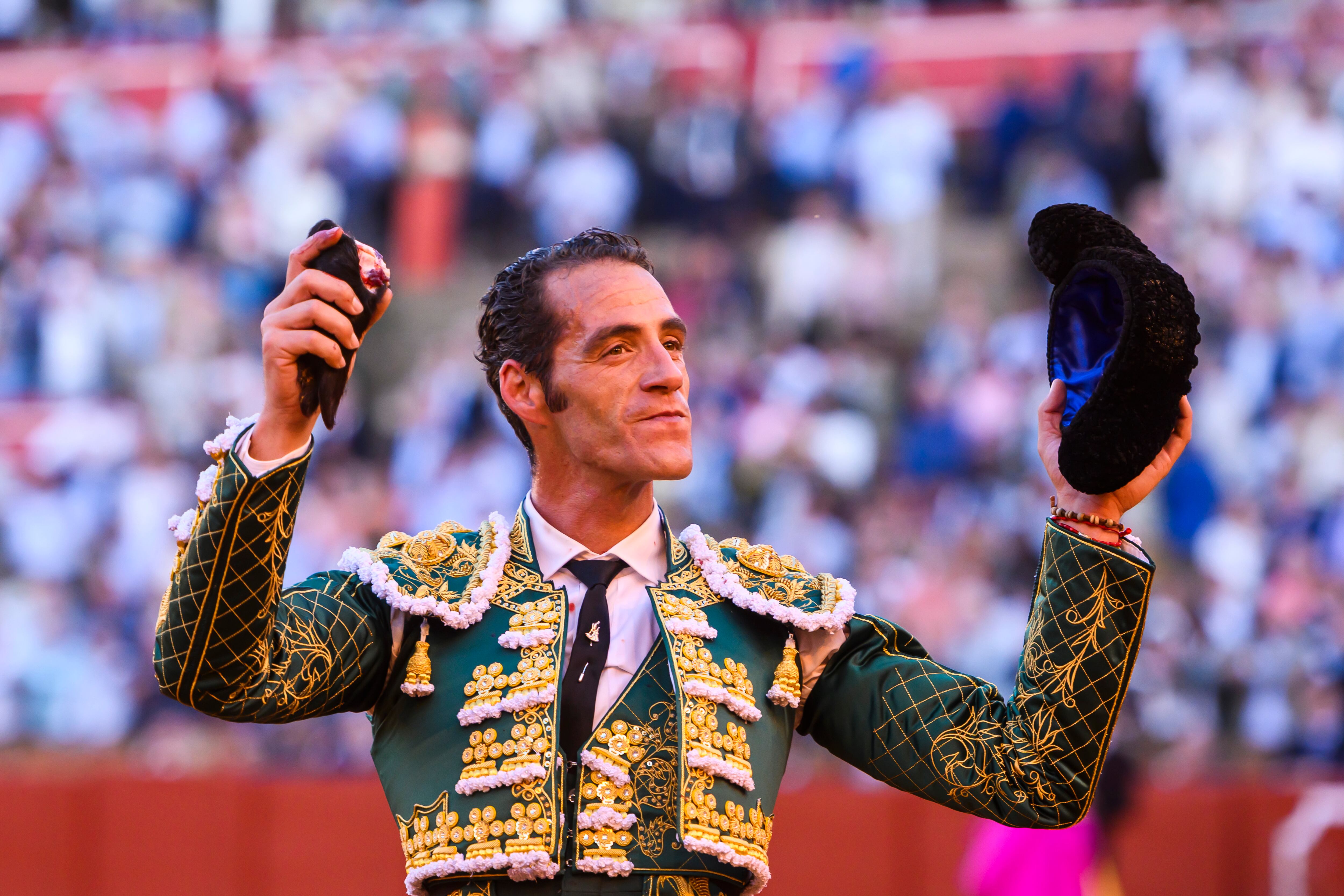 SEVILLA. 11/05/2025. - El diestro Pepe Moral con el trofeo conseguido al segundo de su lote durante la corrida de la Feria de Abril que se ha celebrado hoy domingo en la plaza de toros de La Maestranza, en Sevilla. EFE/ Raúl Caro.
