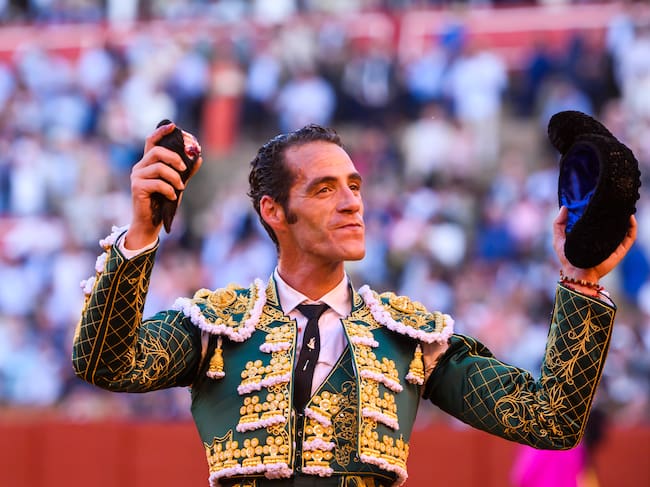 SEVILLA. 11/05/2025. - El diestro Pepe Moral con el trofeo conseguido al segundo de su lote durante la corrida de la Feria de Abril que se ha celebrado hoy domingo en la plaza de toros de La Maestranza, en Sevilla. EFE/ Raúl Caro.