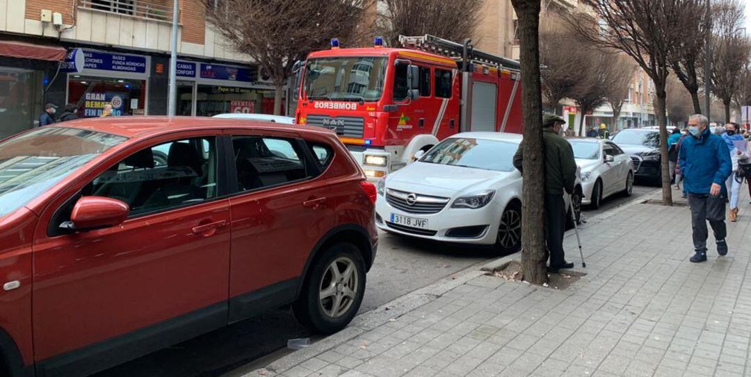 Imagen del vehículo de bomberos que  ha actuado en el incendio de la calle Mata con tan fatal desenlace