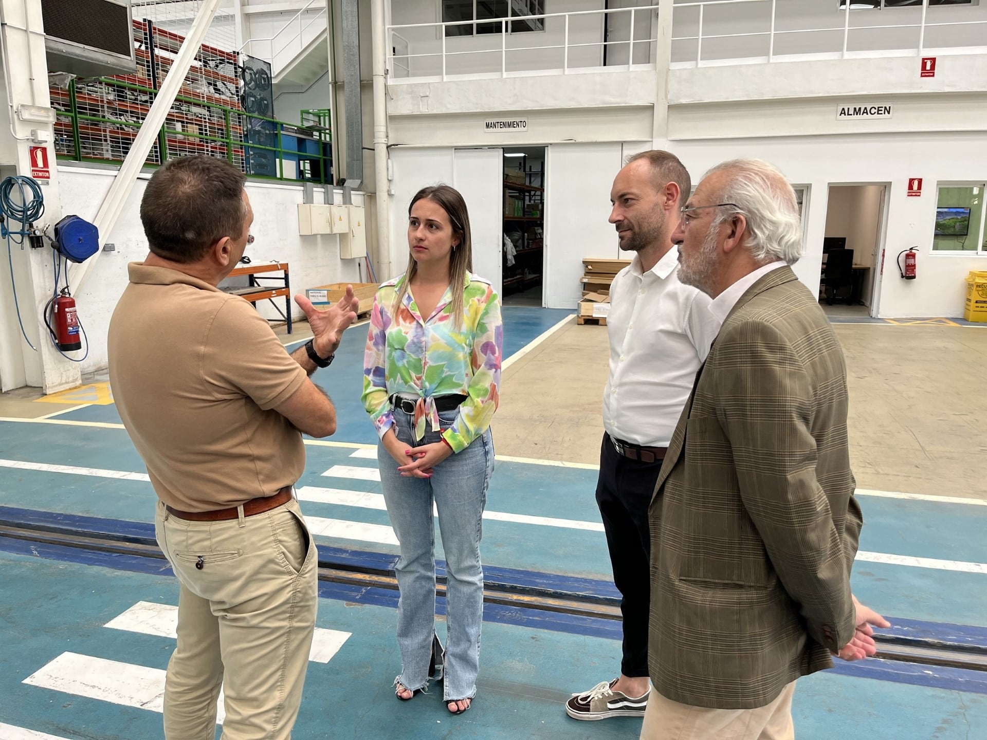 La alcaldesa, Tania Baños, y  el concejal de Empleo, Jorge García, han visitado la planta de Stadler en la localidad