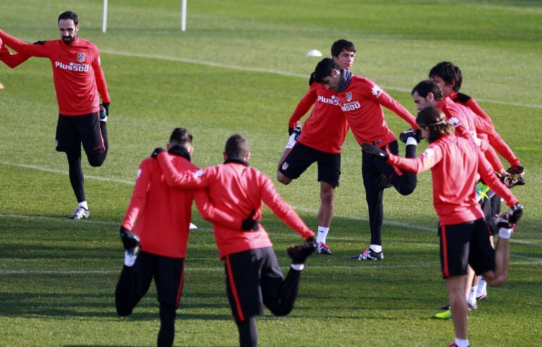 Los jugadores del Atlético de Madrid durante un entrenamiento realizado en el Cerro del Espino, en Majadahonda