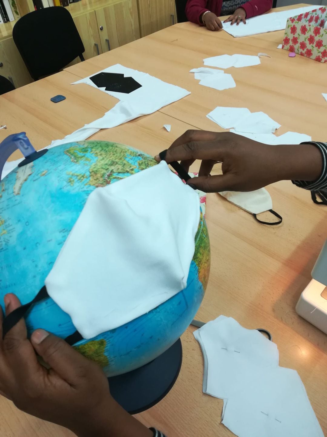 Una usuària col·loca una mascareta al món