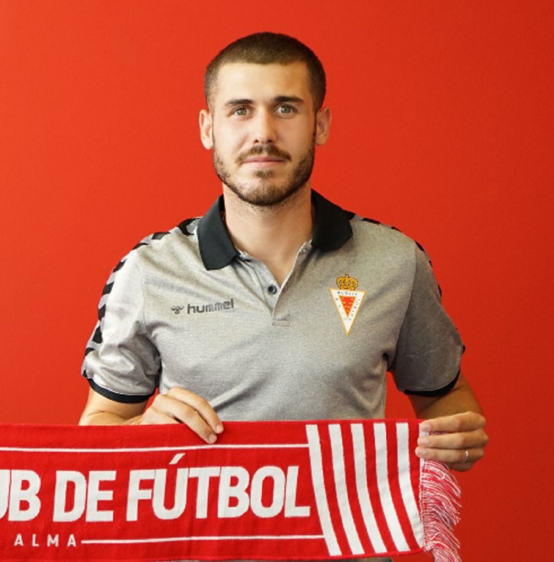 Julio Gracia posando con la bufanda del Real Murcia