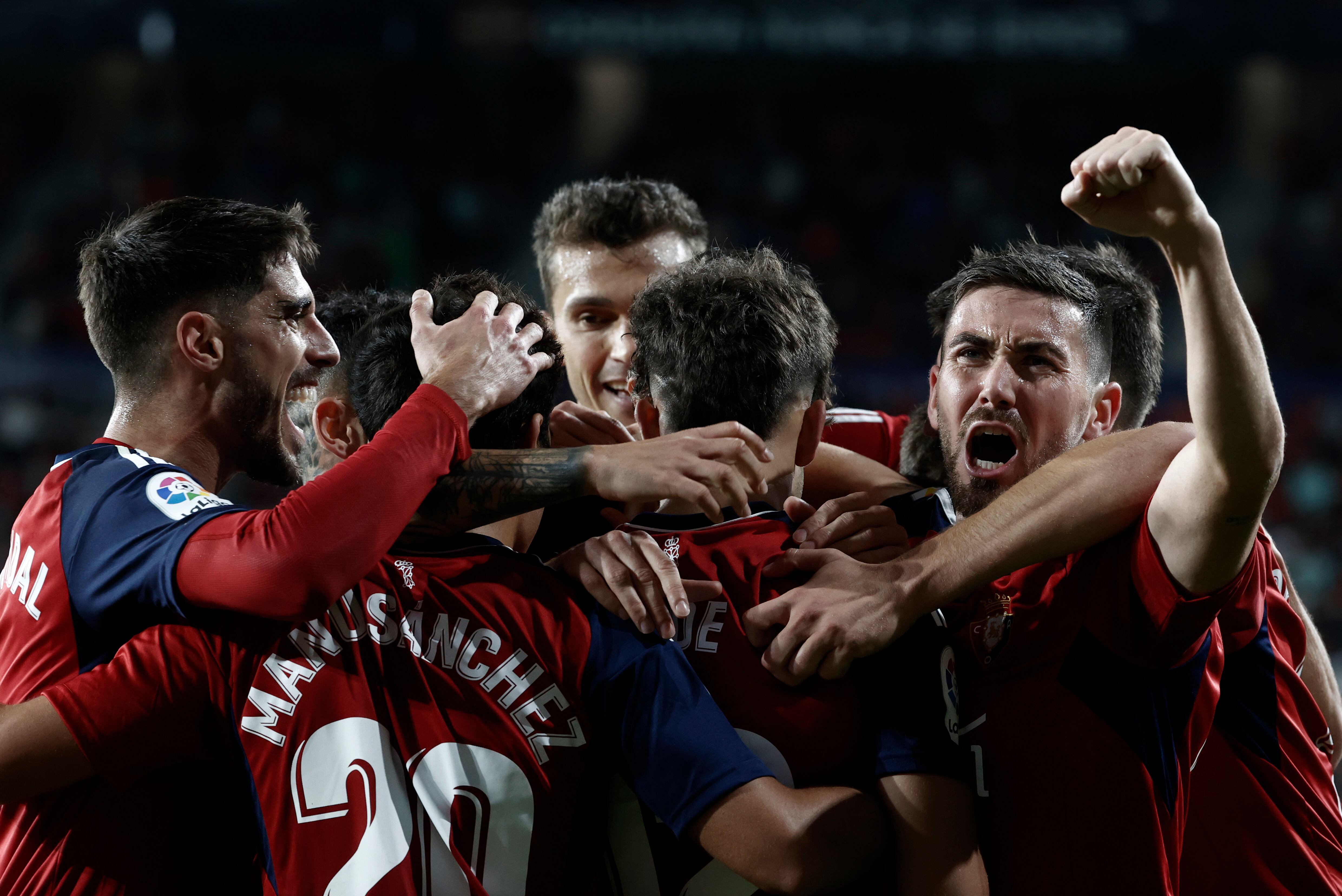 Los jugadores de Osasuna celebran tras marcar ante el Espanyol, durante el partido de Liga en Primera División que disputan este jueves en el estadio de El Sadar, en Pamplona