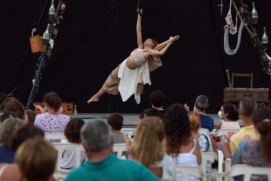 Actuación cultural en la playa de Gandia