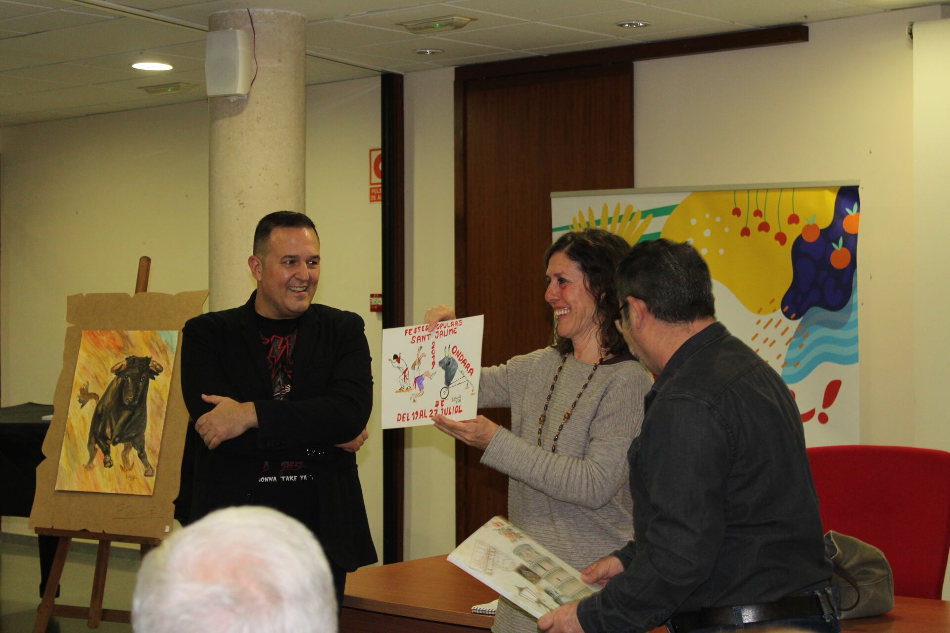 Entrega a Montse Gavilà del original, pintado por su tía Rosa Gavilà, que fue portada del libro de fiestas de Sant Jaume 2019.