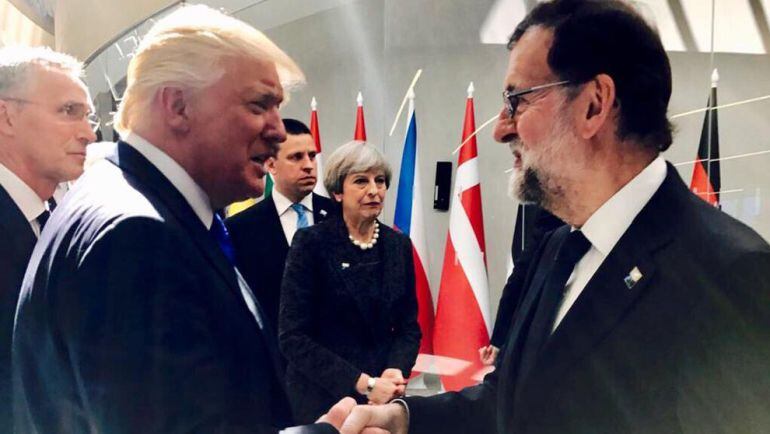 Rajoy y Trump mantienen una breve conversación en la cumbre de la OTAN de mayo.