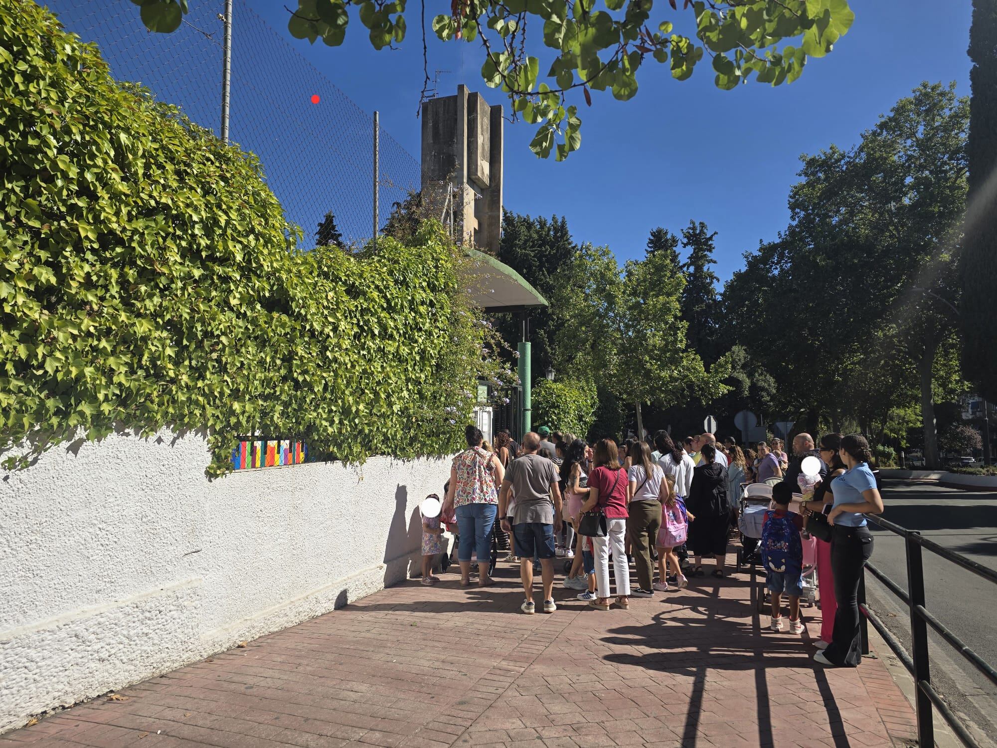 Entrada al Colegio Miguel de Cervantes