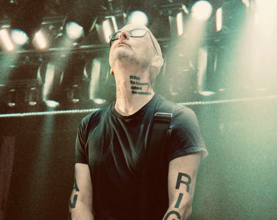 Moby, creador de himnos como “Porcelain” o “Natural Blues” actuará por primera vez en la capital andaluza, y en su única fecha en Andalucía en 2026, en el marco de la Plaza de España.