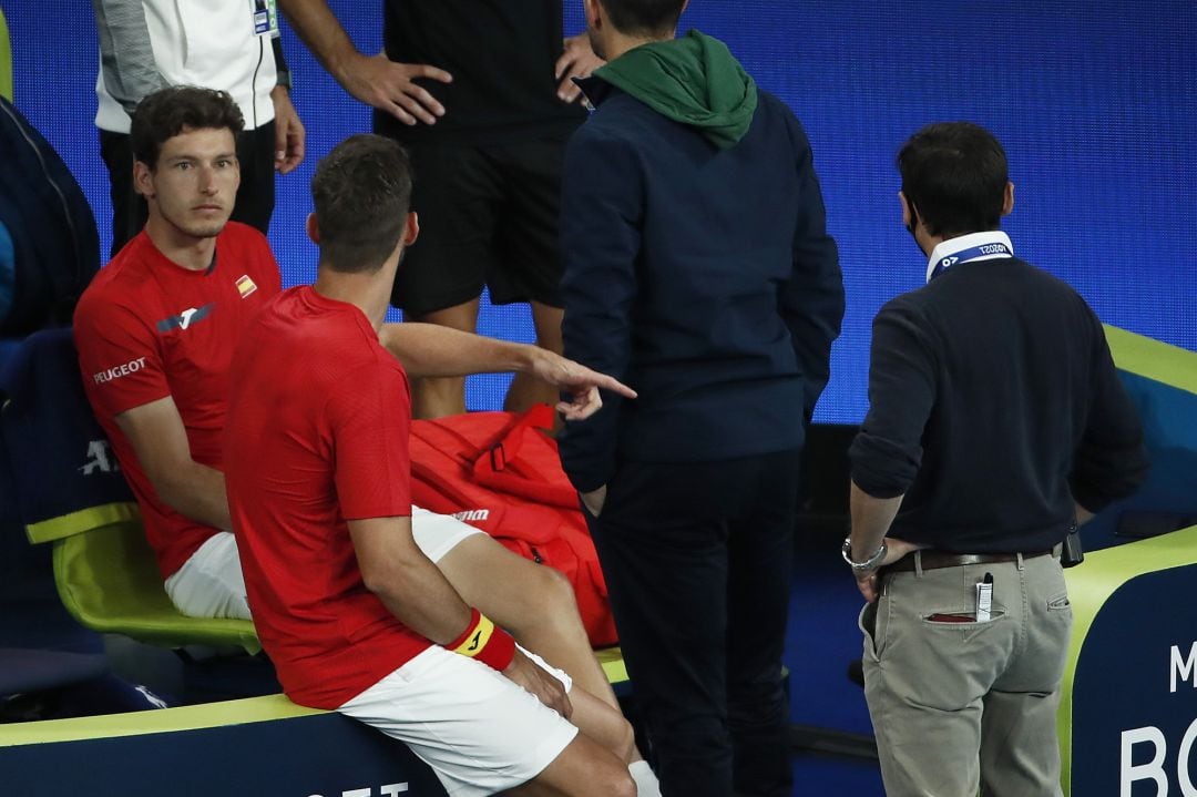 Carreño y Granollers dialogan antes del partido de dobles contra el equipo griego.