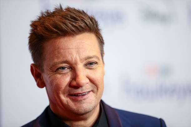 Jeremy Renner se encuentra en la UCI pero estable. (Photo by Dimitrios Kambouris/Getty Images)