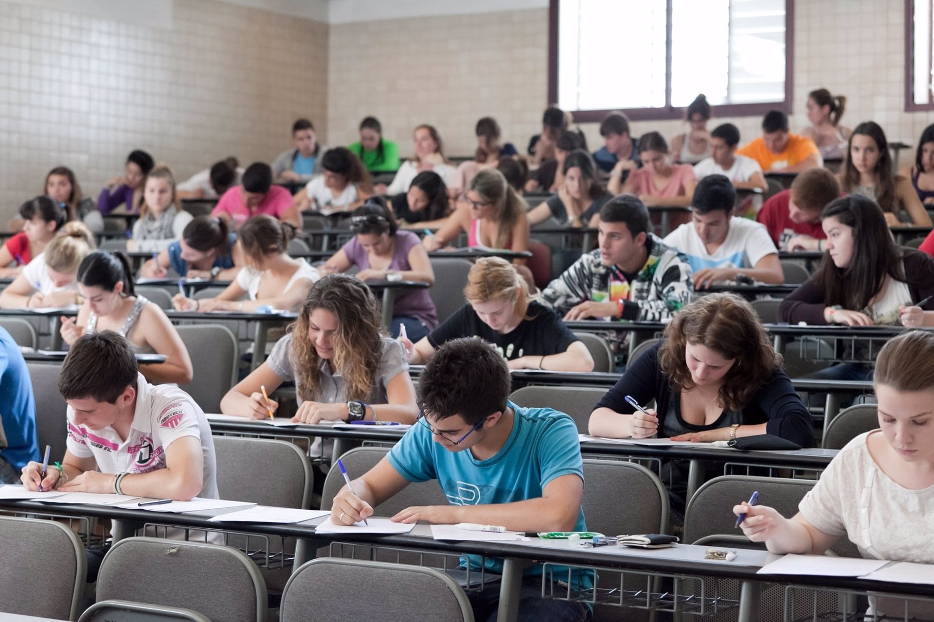 Un grupo de jóvenes realiza las pruebas de acceso a la universidad. Imagen de archivo.