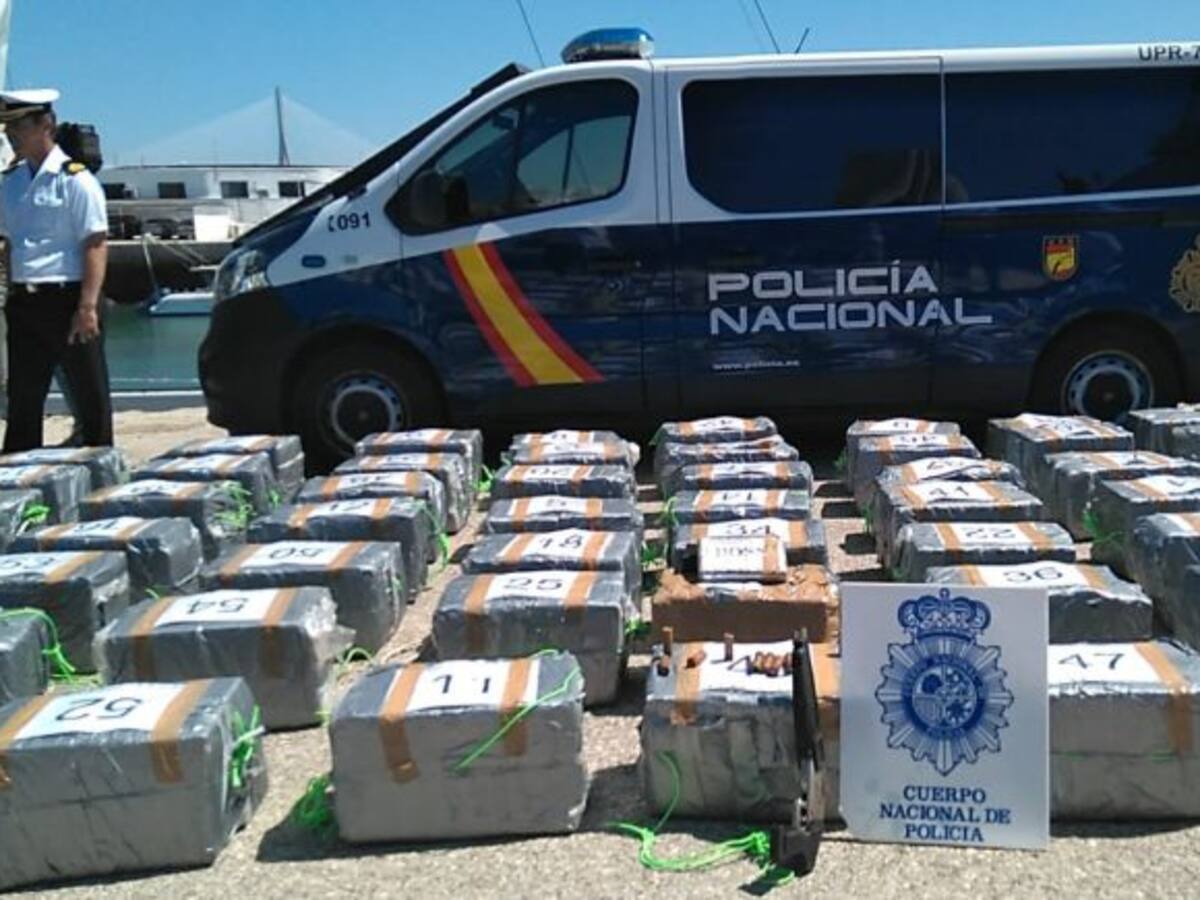 Llega a Cádiz un velero interceptado en alta mar con 1.500 kilos de cocaína