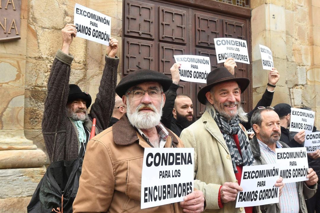  Varios de los asistentes a la concentración convocada hoy en Astorga (León) para pedir la excomunión de José Manuel Ramos Gordón, condenado por abusos sexuales a menores y apartado del sacerdocio