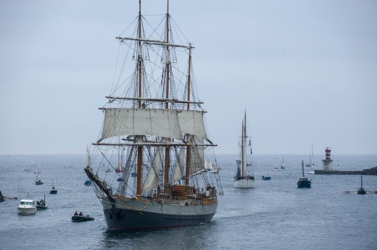 El navío &#039;Kaskelot&#039;, a su llegada al puerto de Pasaia durante la inauguración de la primera edición del Festival Marítimo de la localidad.