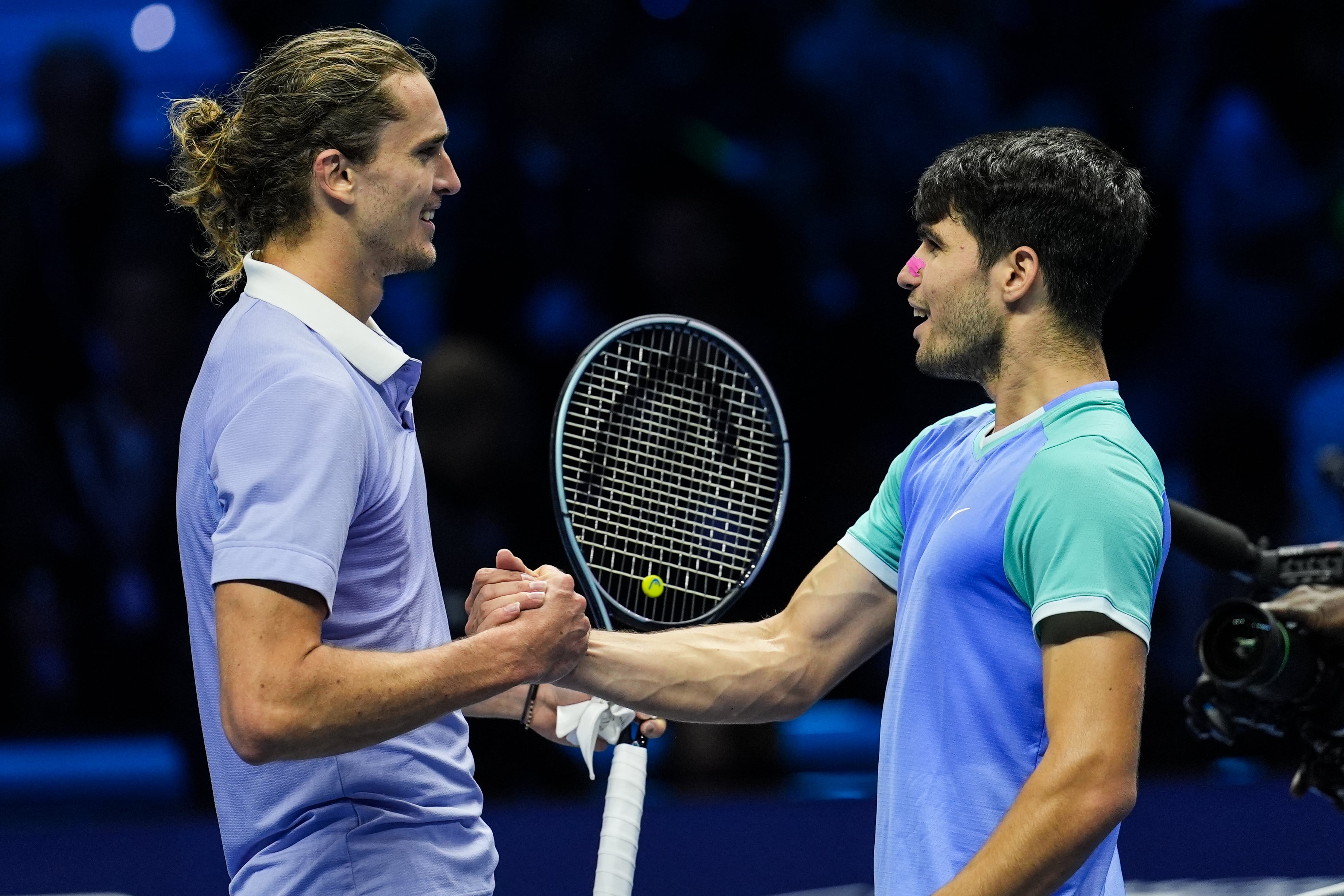 Carlos Alcaraz y Alexander Zverev se saludan tras un partido en las Nitto ATP Finals