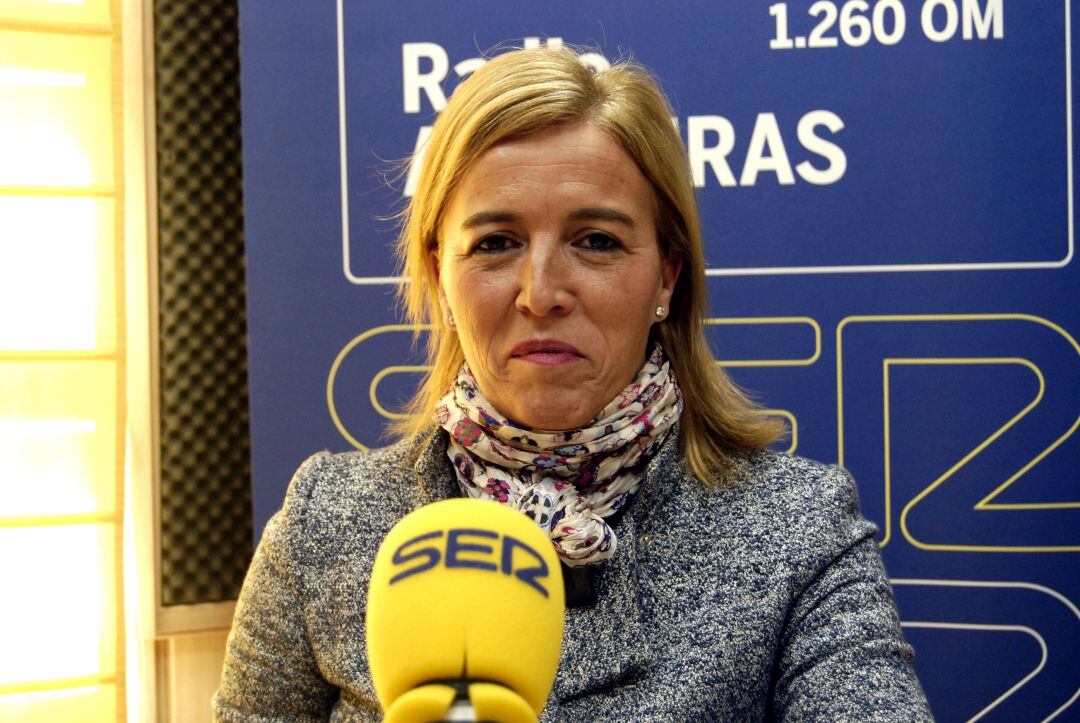 Eva Pajares en los estudios de Radio Algeciras.