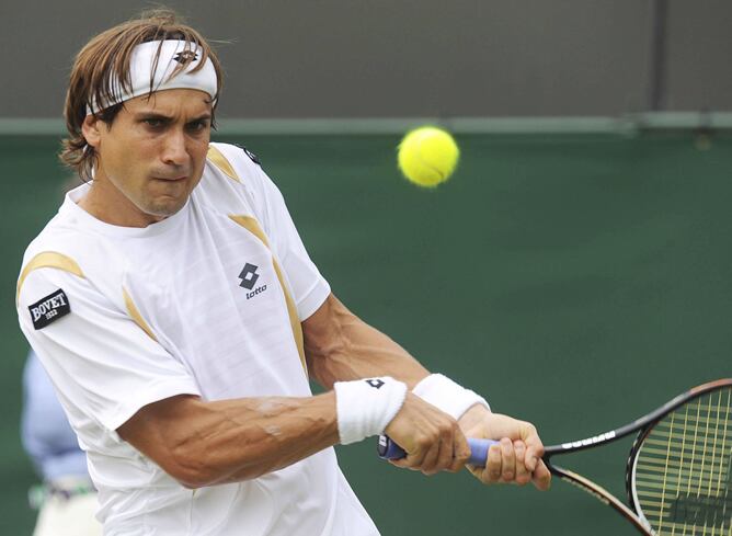 El tenista español David Ferrer devuelve la bola al francés Kenny De Schepper durante su partido de segunda ronda del Torneo de Wimbledon jugado en el All England Lawn Tennis Club,en Londres, Reino Unido, el jueves 28 de junio de 2012