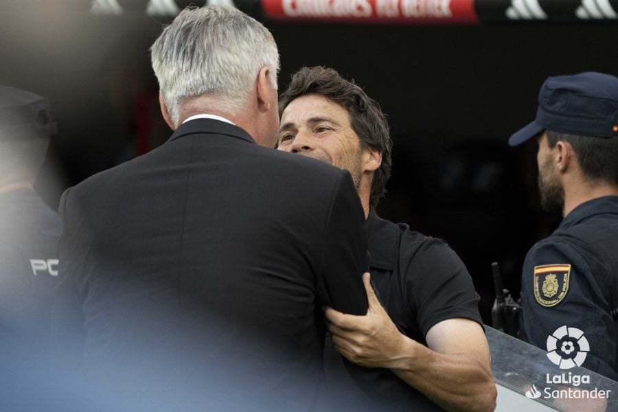 Rubi saludando al entrenador del Real Madrid.