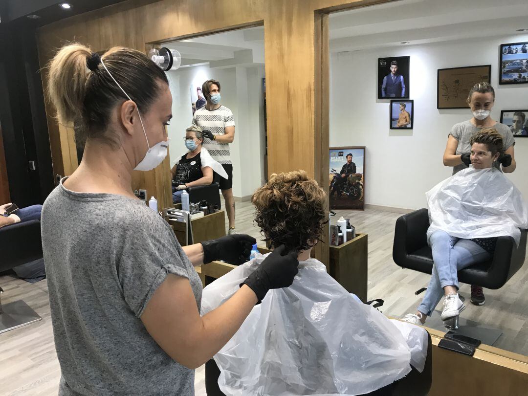 La perruqueria Renova’t, de Girona, ha pogut tornar a obrir aquest dijous