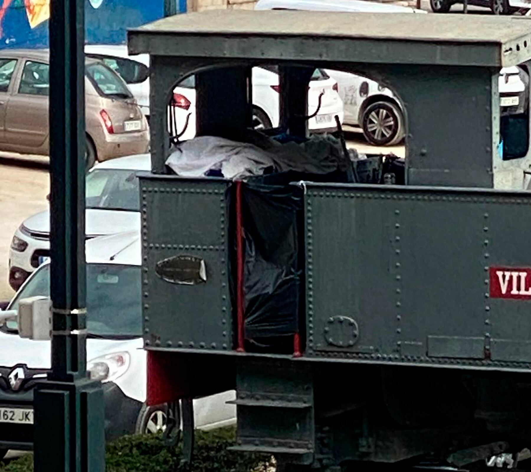 Imagen de las bolsas de basura dentro de la máquina del tren en la Plaza Al-Azraq