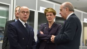 El ministro del Interior francés, Bernard Cazeneuve junto a la presidenta de la Confederación, Simonetta Sommaruga y Jorge Fernandez Diaz