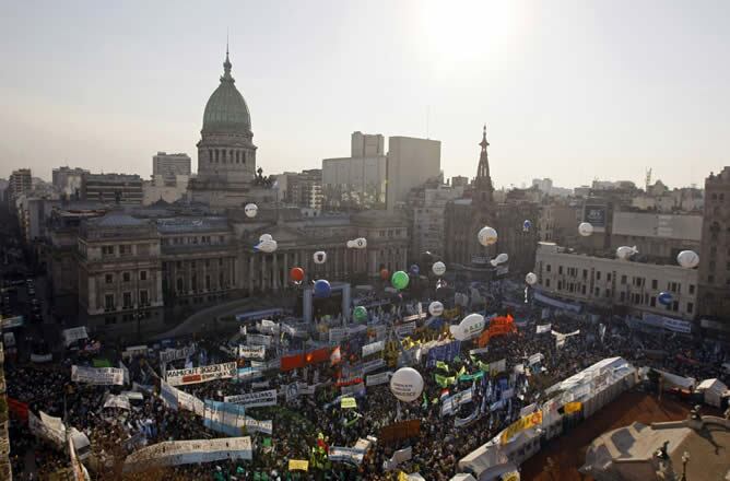 300.000 manifestantes apoyan al Gobierno en la Plaza del Congreso en Buenos Aires