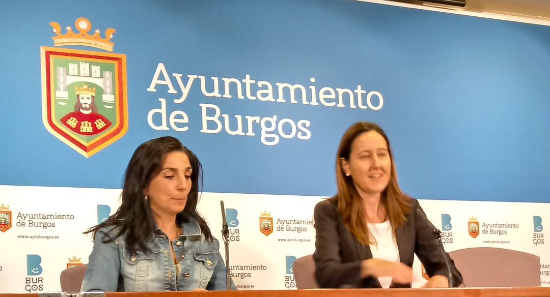 La vicealcaldesa de Burgos y concejala de Servicios Sociales, Gema Conde (dcha) junto a la portavoz municipal de Ciudadanos, Gloria Bañeres