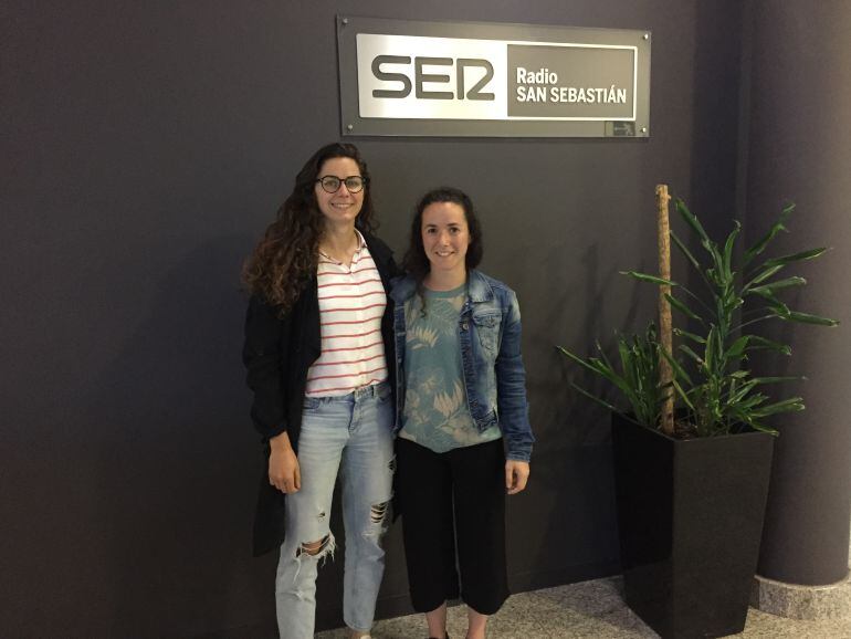 Alba Menéndez y Uxue Ezkurdia posan a la entrada de Radio San Sebastián