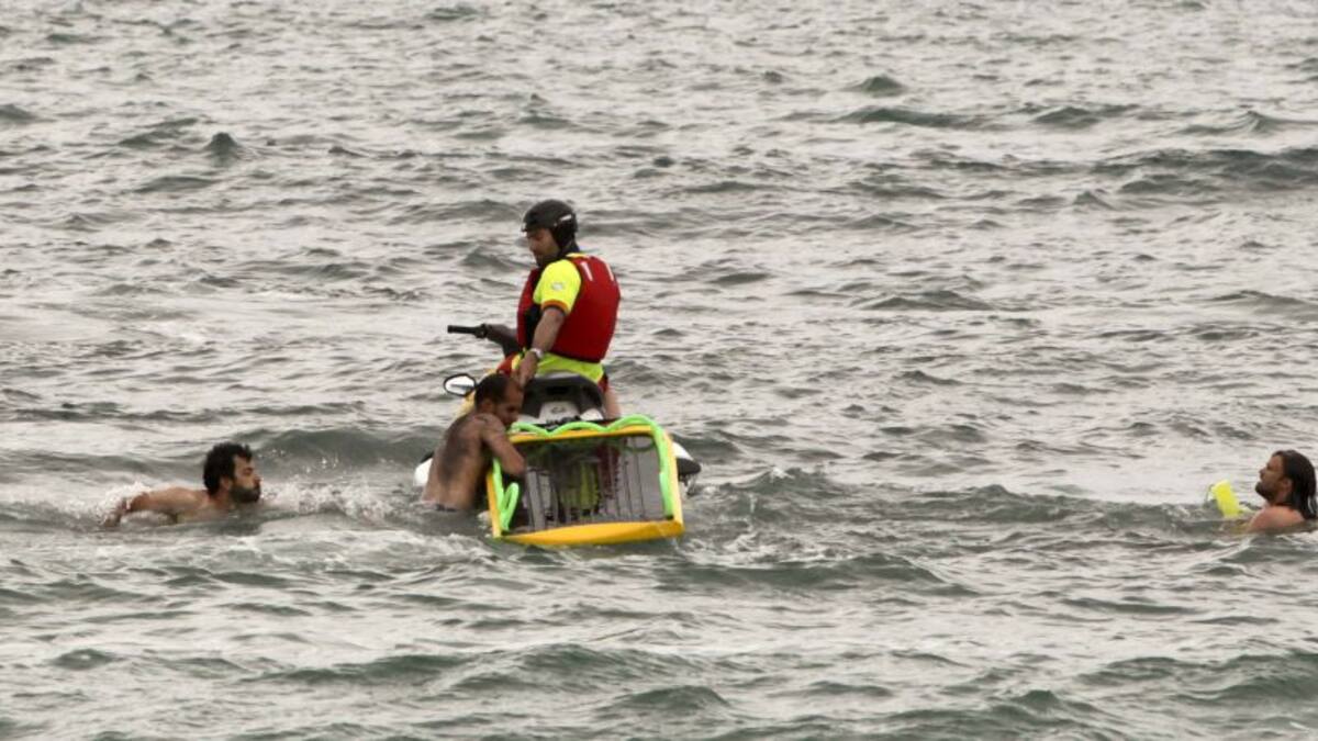 La policía local rescata a una mujer en la playa de Riazor, en alerta amarilla