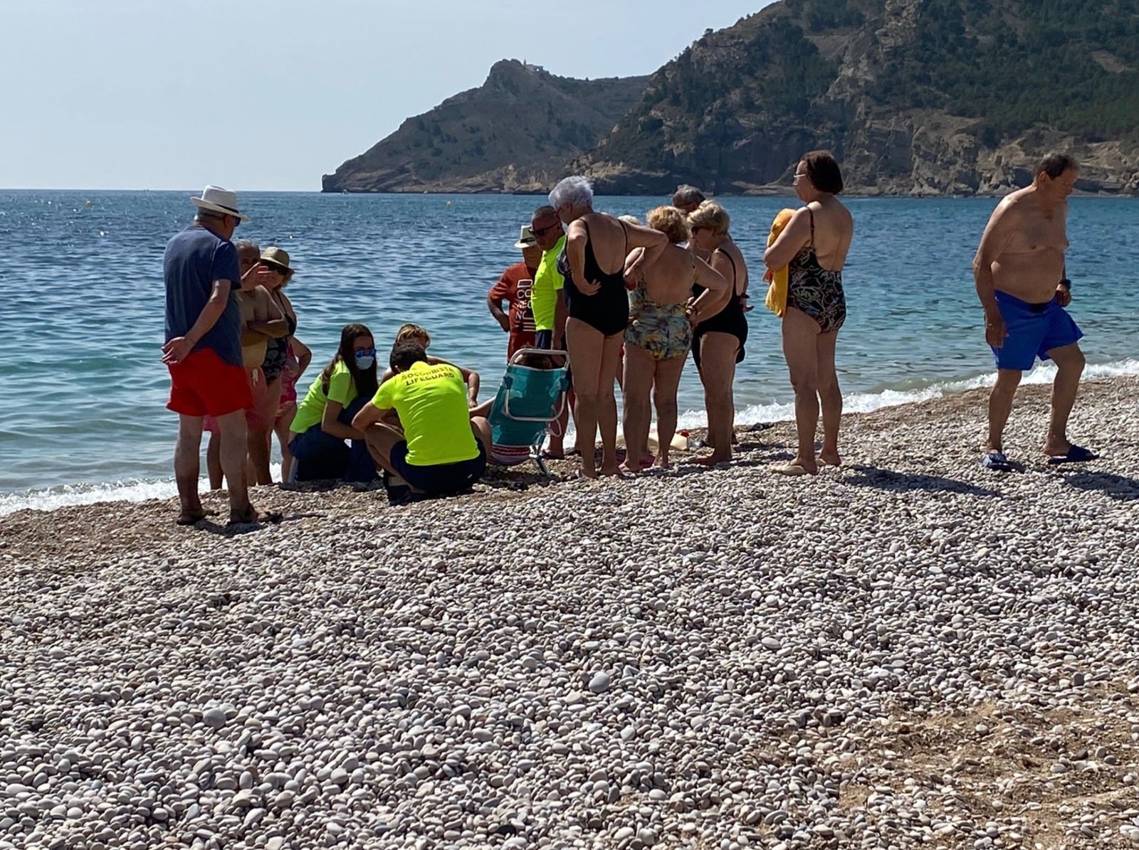 Los sanitarios atienden a la bañista herida por un jabalí en la playa del Albir (Alicante) / Irena Bodnarec