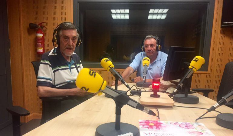 Jesús Herrero al fondo con polo azul. En primer término, el Secretario General de la Asociación de Hostelería de la Confederación de Empresarios, Enrique Bercianos. 