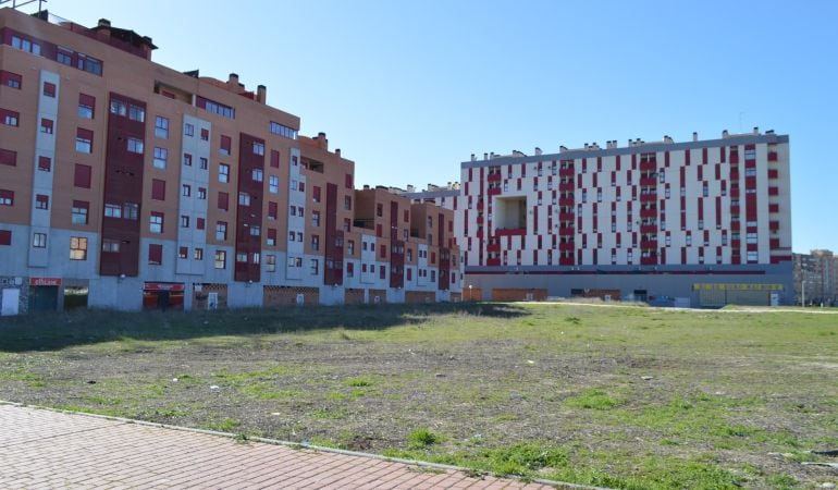 La parcela donde se ubicará el centro de salud está en la parte central del barrio de Parla Este