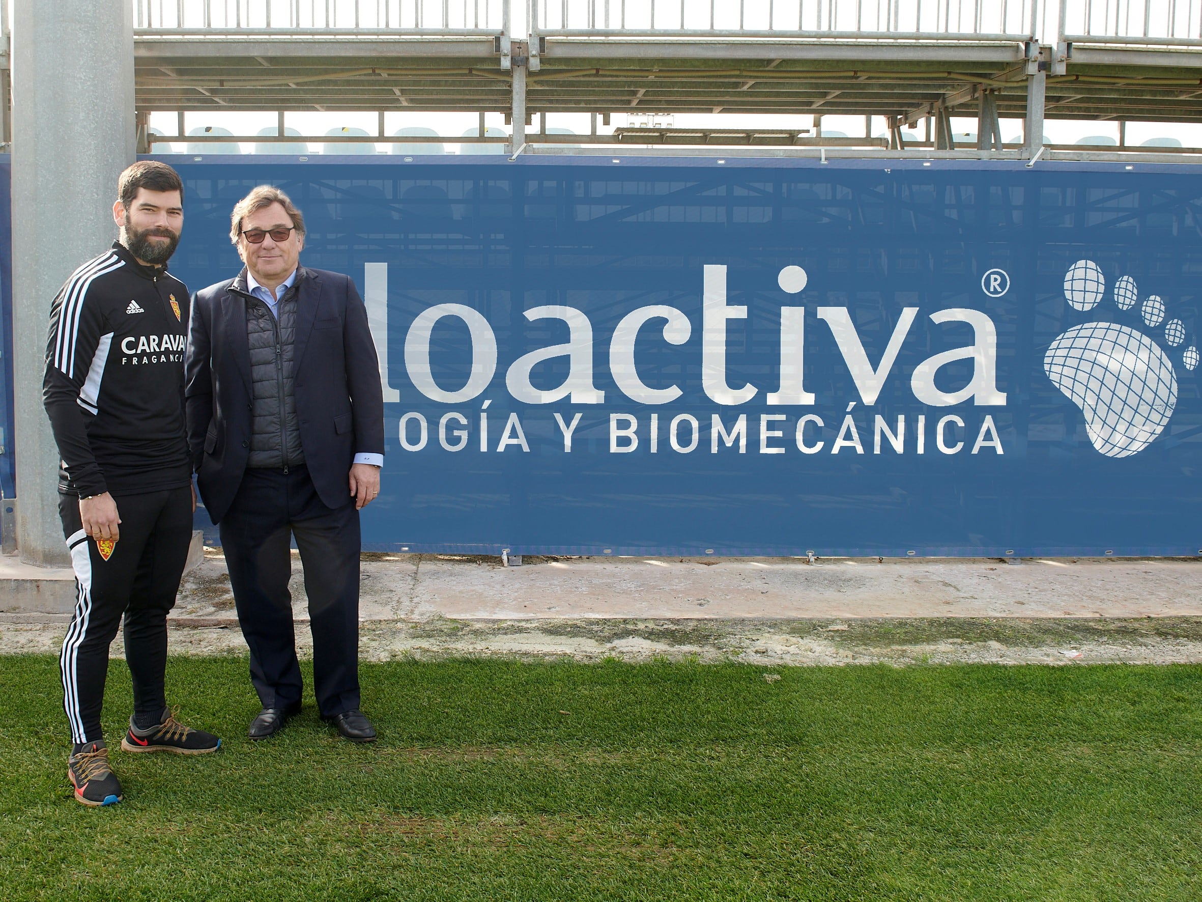 Carlos Martín, director de Podoactiva Sagasta, junto con Raúl Sanllehí, director general del Real Zaragoza.