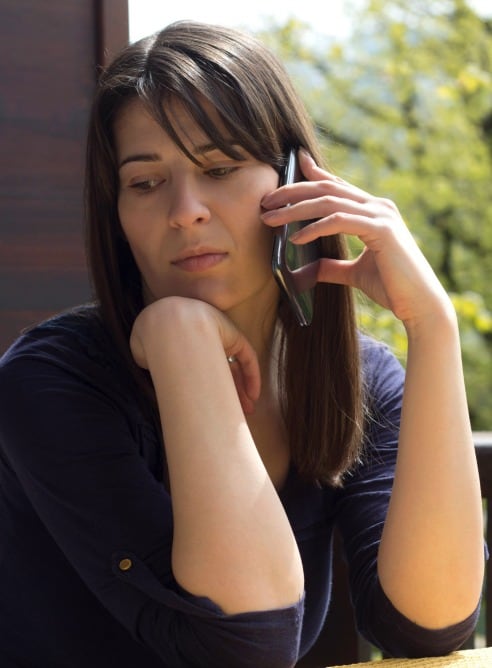 Un chica habla por su teléfono móvil